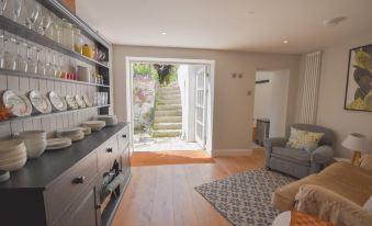 Arden Villa, Sleeps 8, Moments from the Golden Sandy Beach of Ryde