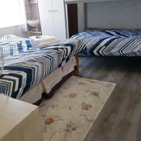 Renovated 4-Bed Home - Sleeps 9 - Garden - Parking