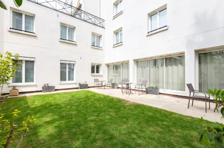 Hotel Montbriand Antony - Ancien Alixia Отели рядом со станцией Antony Railway Station