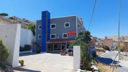 Petra Guests Hotel Отели в г. Вади Муса