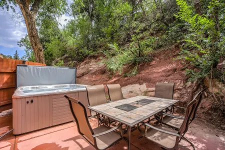 3Br Manitou Springs 2Min to Restaurants Hot Tub Отели в г. Маниту Спрингс