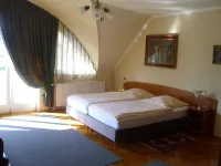 Barokk Antik Guest Hause Hotels in Kecskemet