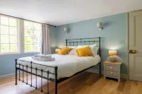 The Old School Rooms Beautiful Georgian Apartment, Sleeps 12 with Wifi and Parking, Near Bath