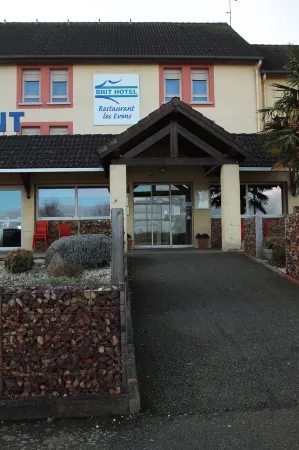 Brit Hotel Les Evens Отели в г. Сен-Павас