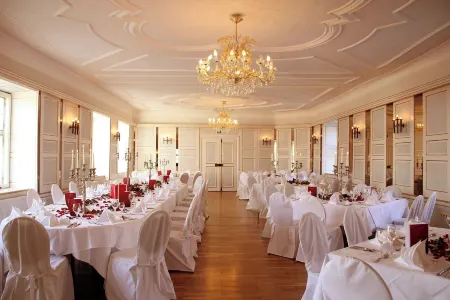 Schlosshotel Neufahrn Отели в г. Greilsberg