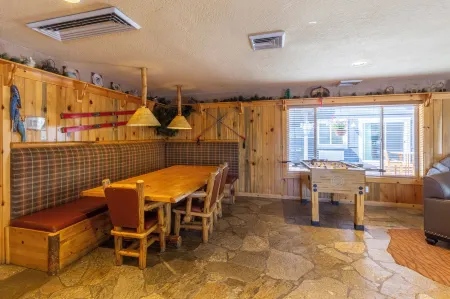 Red Wolf Lodge at Olympic Valley Отели рядом с достопримечательностью «Squaw Valley Ski Area»