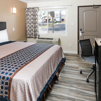 Deluxe King Room Sea Rock Inn - Long Beach Promo Code