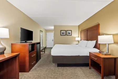 Comfort Inn & Suites Panama City - St Andrew Отели рядом с достопримечательностью «Хиленд Парк Спортс»