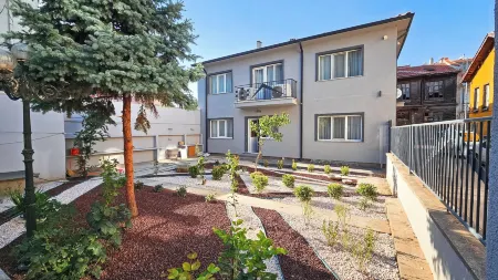 Garden Room Edirne Отели рядом с достопримечательностью «K O N S T A N T İ N V E E L E N A B U L G A R O R T O D O K K İ L İ S E T A R İ H İ E S E R»