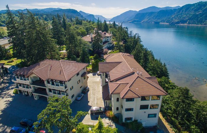 Columbia Cliff Villas