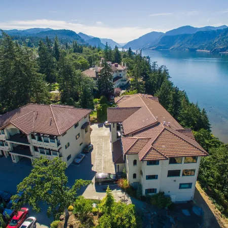 Columbia Cliff Villas