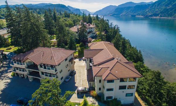Columbia Cliff Villas
