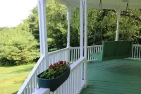 Ballard House Inn فنادق في Meredith