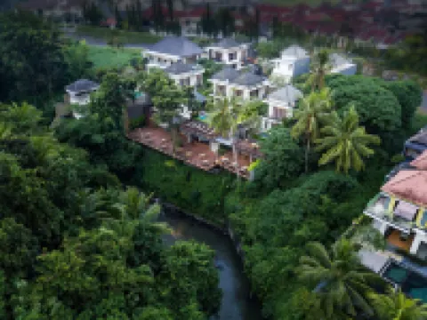 安努普里別墅 Villa Iskandar附近的飯店