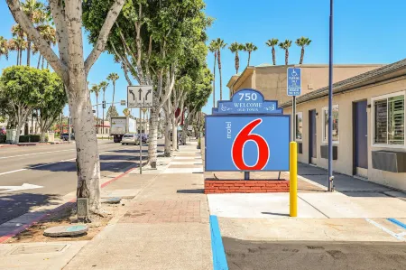 Motel 6 Tustin, CA – Orange County Отели в г. Тастин