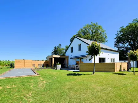 Beautiful, Luxury Home with Sauna, Hot Tub, Private Bathrooms