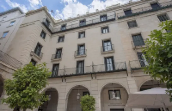 Eurostars Mediterranea Plaza Hoteles cerca de Escultura San Juan Bautista de Salvador Dalí