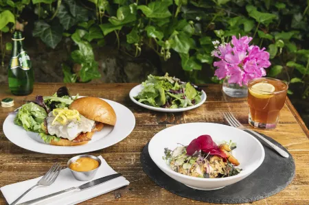 Oakhurst Inn at the University Отели рядом с достопримечательностью «The Corner»