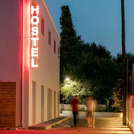 Local Hostel & Suites Отели рядом с достопримечательностью «Площадь Нтугкла»
