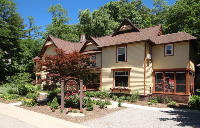 Twin Oaks Inn
