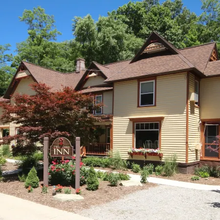 Twin Oaks Inn