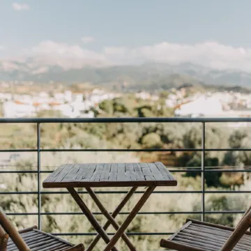 Best House, Nirvana, Patra