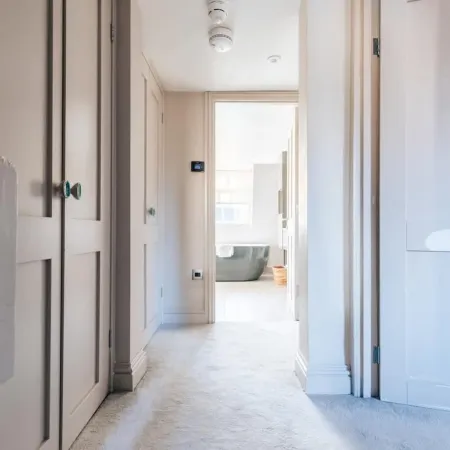 Modern   Stylish Central Bath Apartment