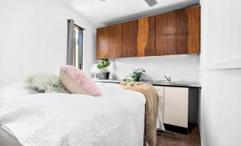 Melbourne CBD-private rooms guests Hse.