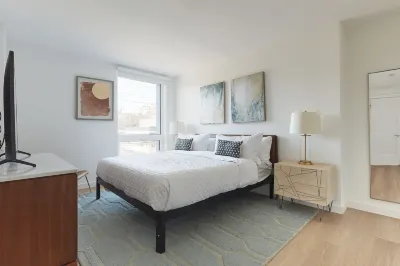 Modern 3 Br Loft -Shared Deck - Gym - Mins to NYC