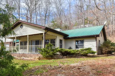Pinners Compound- 4 Br Hot Tub Fire Pit Hotel dekat Lake Powhatan Recreation Area & Campground