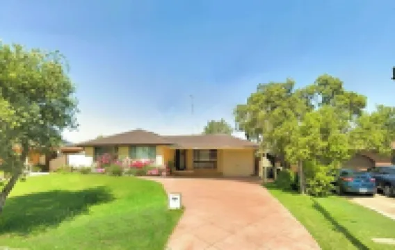 Cheerful 4 Bedrooms with Free Parking