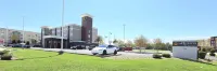 La Quinta Inn & Suites by Wyndham Gonzales La - parking