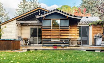 Riverfront Bend by Avantstay Private Dock, Large Yard w/ Views, Hot Tub