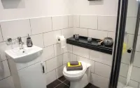 1 Bed Flat - Sleeps 2 - Parking - Balcony - Wifi - 2-Sterne