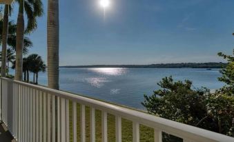 The Bayview a Quaint 1 1 Balcony on the bay