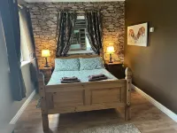 Cosy and Secluded Brook-Side Lodge Hotels near Cogglesford Watermill