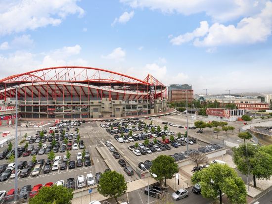 WHome Urban Retreat w/Parking, Elevator & AC by Benfica Stadium