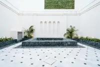 Luxurious Apartment with Patio and Pool