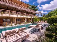 Mango Lodge Hotels in West Praya