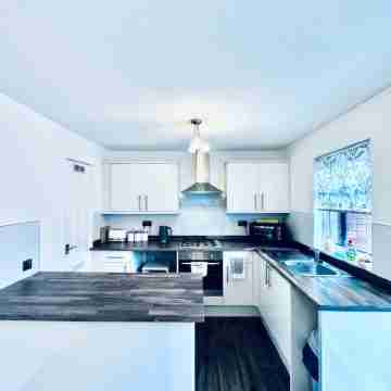 3 Bed House - Sleeps 8 - Pets - Parking - Wifi Others