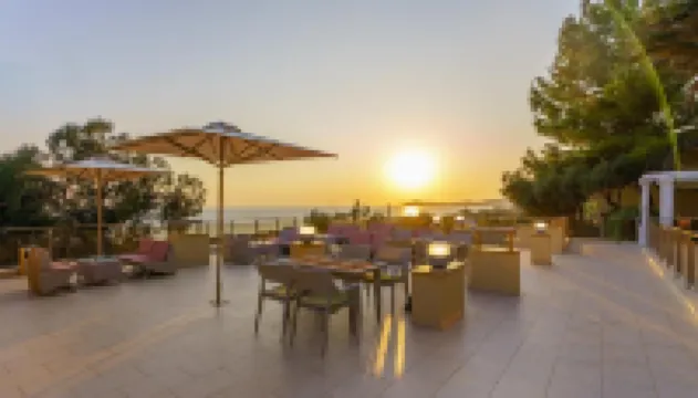 Rahoni Cronwell Hotel by Diomedes Group