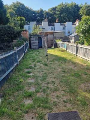 4 Bed House - Sleeps 8 - Parking - Wifi Hotels in Gillingham