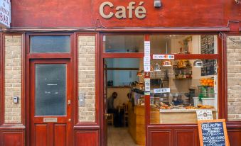 Studio Flat Near Liverpool st & Shoreditch London.