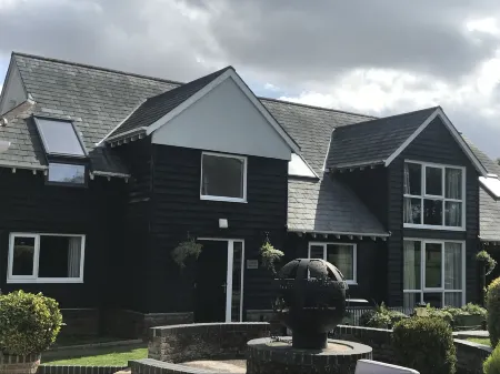 The Old Red Lion Inn Отели рядом с достопримечательностью «TWI Ltd»