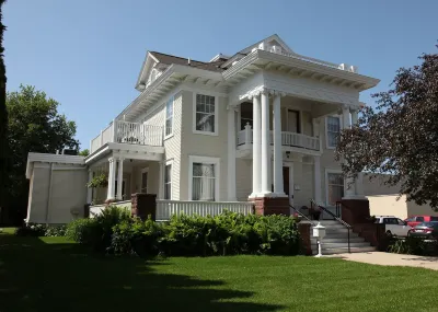 The Decker House Bed & Breakfast Hotel dekat North Iowa Area Community College
