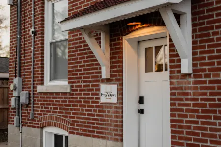 River's Dawn - Modernized Historic Home - River Views - King Bed - Fast Wifi