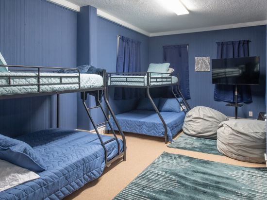 Bluff City Luxe Midtown: 3800 sf, King Bd, 2 Game Rooms, Chef's Kitchen, Gym