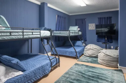 Bluff City Luxe Midtown: 3800 sf, King Bd, 2 Game Rooms, Chef's Kitchen, Gym