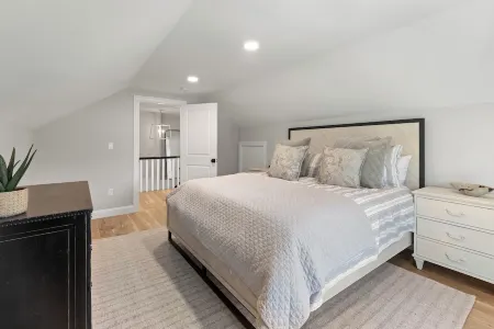 2 Bed, 1.5 Bath Stunning Apartment, Central Andover Location