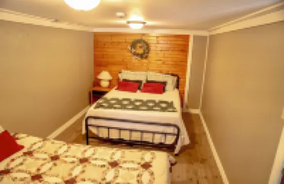 Westby Hideaway: Charming & Cozy 2-Bedroom Cabin on a Peaceful Dead-End Road.